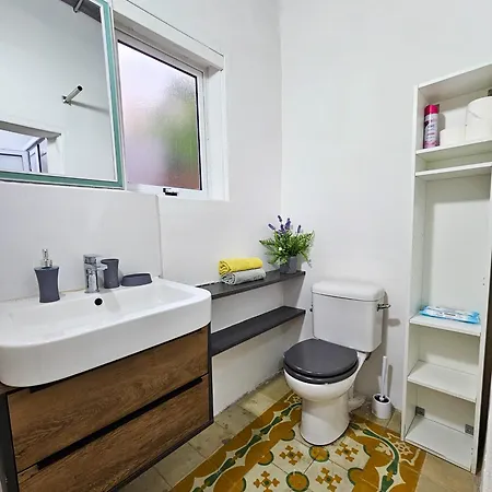 Central - Modern Studio With Stunning Private Maltese Garden & Roof Terrace グジラ