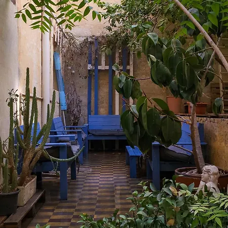 Central - Modern Studio With Stunning Private Maltese Garden & Roof Terrace グジラ